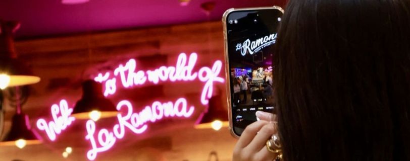 Foto del neón de La Ramona durante el Summer Party en Valencia